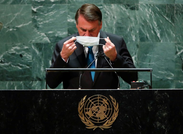 Jair Bolsonaro recoloca a máscara depois de falar na abertura da Assembleia-Geral da ONU21/09/2021