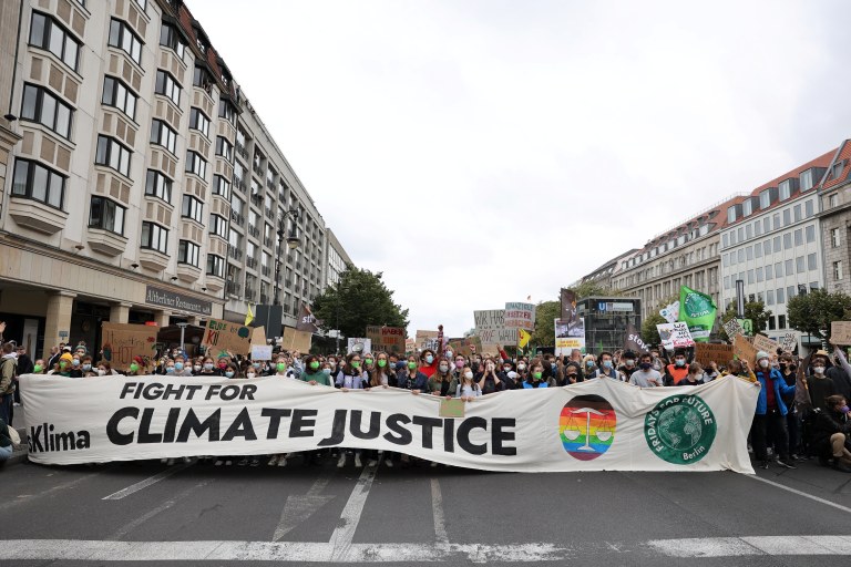 Protesto contra a mudança climática em frente ao edifício do Reichstag, em Berlim24/09/2021