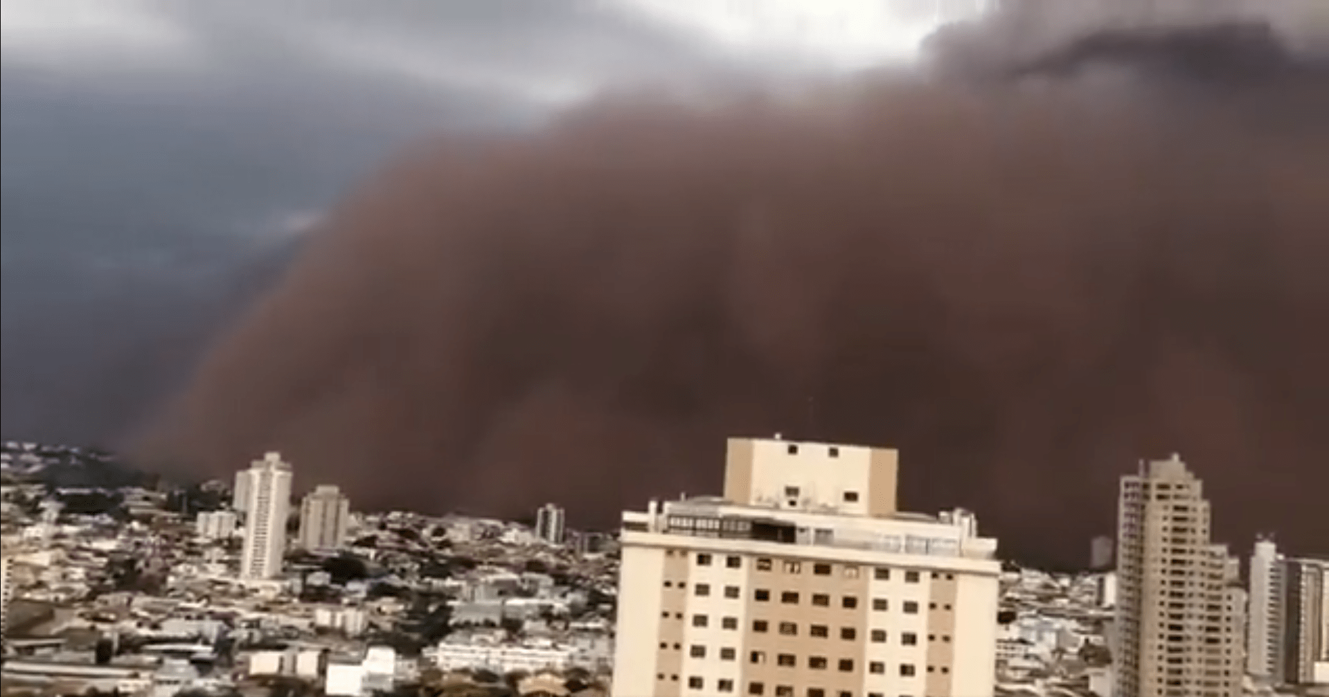 Tempestade de areia em Franca, interior de São Paulo