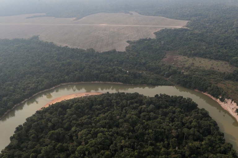 Vista aérea mostra rio e terreno desmatado perto de Porto Velho, Rondônia