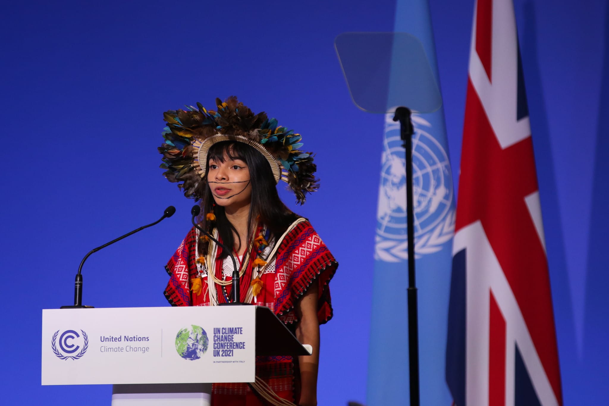 Paiter Bandeira Suruí reivindicou a herança de seus antepassados, a riqueza ecológica da Amazônia e exigiu a proteção para líderes indígenas