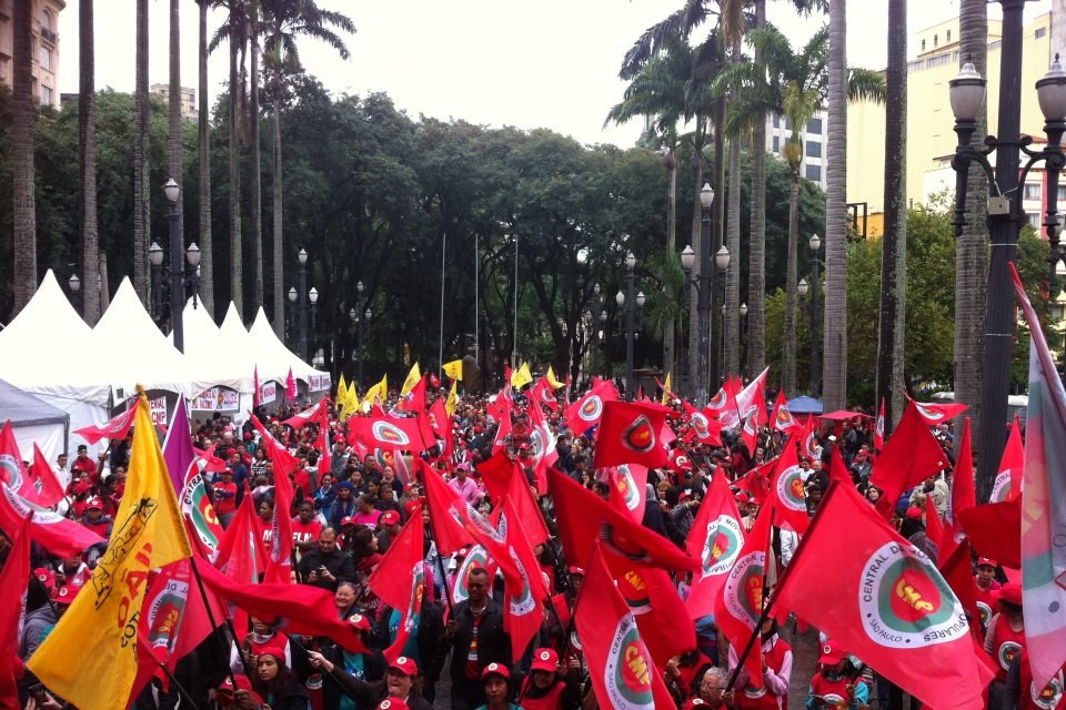 Convidado de honra do Congresso da Central de Movimentos Populares (CMP), o ex- presidente Lula é esperado no evento, que contará com a participação de militantes de movimentos populares e sociais de várias partes do país. "Será uma grande honra para nós da CMP prestar apoio e solidariedade ao presidente Lula", afirma Bonfim, coordenador da entidade no Estado de São Paulo; Leia a íntegra