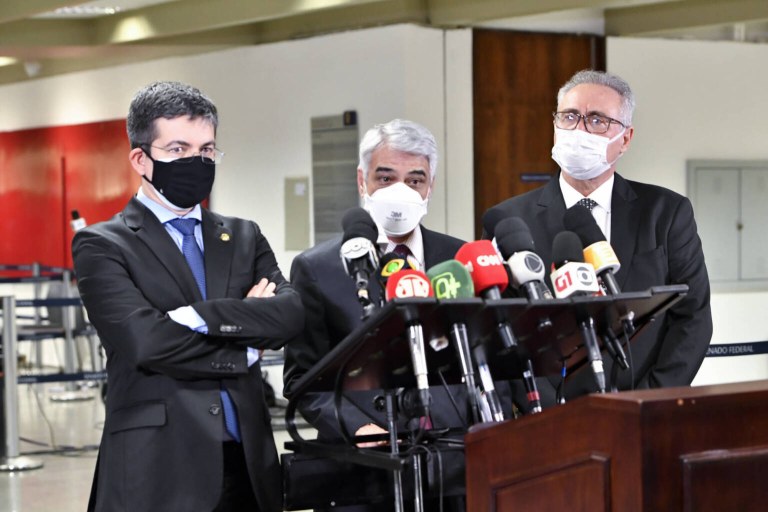 Senadores Randolfe Rodrigues, Humberto Costa e Renan Calheiros