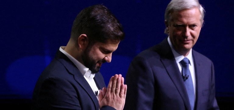 Candidatos à presidência do Chile, Gabriel Boric (à esquerda) e José Antonio Kast, posam para foto antes de debate em Santiago