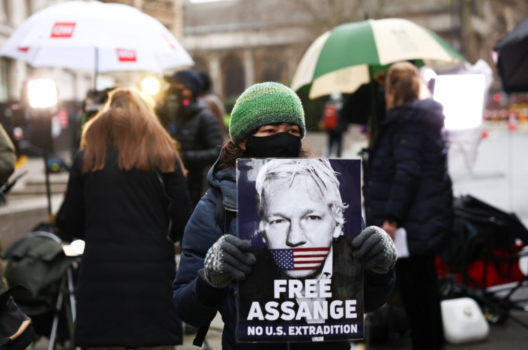 Apoiador do fundador do WikiLeaks, Julian Assange, segura um cartaz em Old Bailey, o Tribunal Criminal Central, em Londres, Grã-Bretanha, 4 de janeiro de 2021