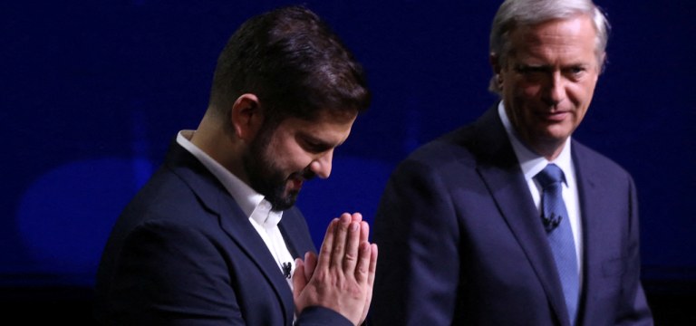 Candidatos à presidência do Chile, Gabriel Boric (à esquerda) e José Antonio Kast, posam para foto antes de debate em Santiago 13/12/2021