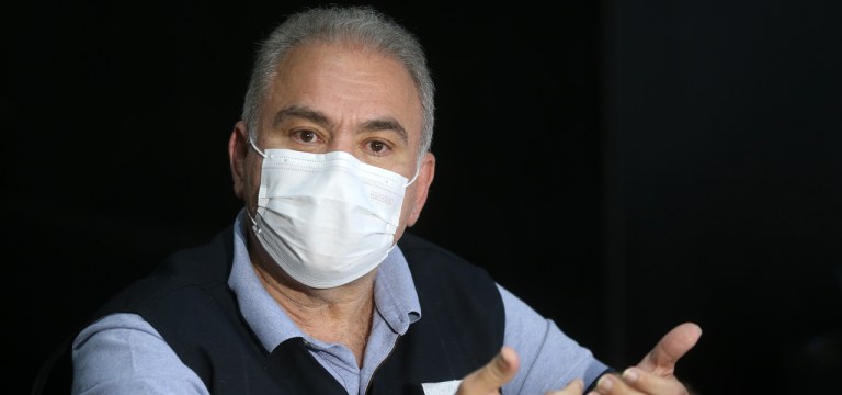O ministro da Saúde, Marcelo Queiroga, conversa com jornalistas no ministério da Saúde