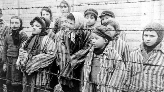 Prisioneiros no campo de concentração de Auschwitz