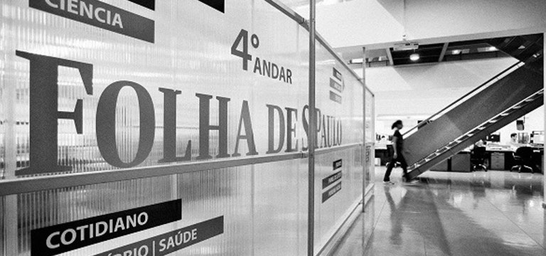 Redação de um jornal que fomenta o racismo
