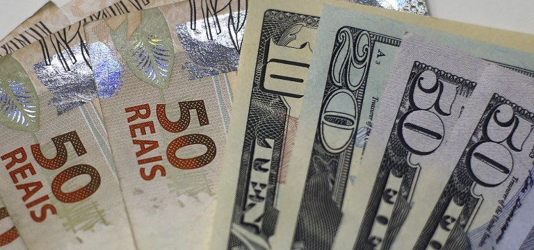 Cédulas de 50 reais e de 10, 20 e 50 dólares