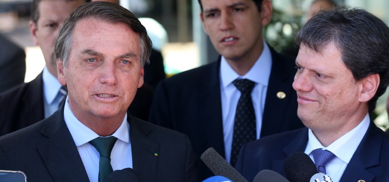 O presidente Jair Bolsonaro e o ministro da Infraestrutura, Tarcísio de Freitas durante entrevista à imprensa