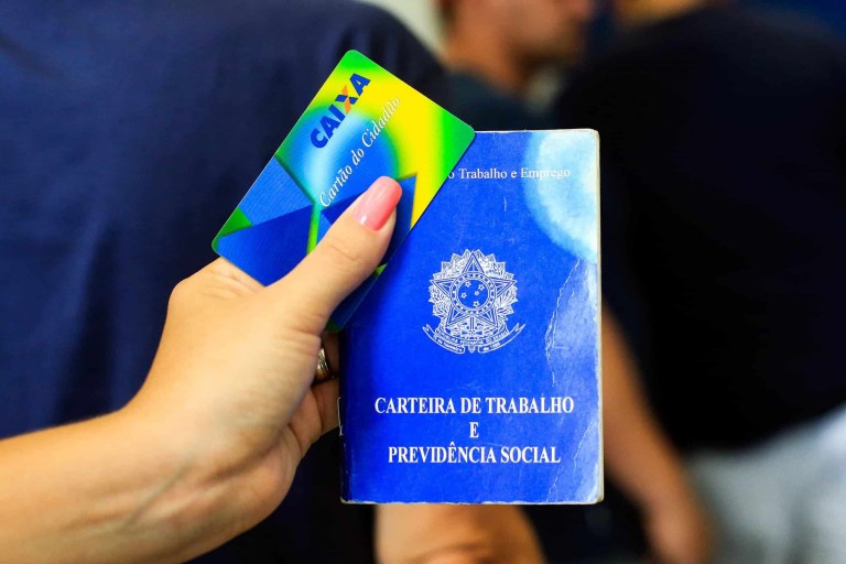 Mais de 1 milhão de beneficiários PIS/Pasep sacaram os valores disponíveis em suas contas entre novembro de 2015 a agosto de 2016; o número, divulgado nesta segunda-feira, é 69,9% maior que no mesmo período dos anos anteriores (novembro de 2014 a agosto de 2015) e é resultado de campanha de divulgação do Tesouro Nacional para retirada do benefício; o PIS é o Programa de Integração Social e o Pasep é o Programa de Formação do Patrimônio do Servidor Público