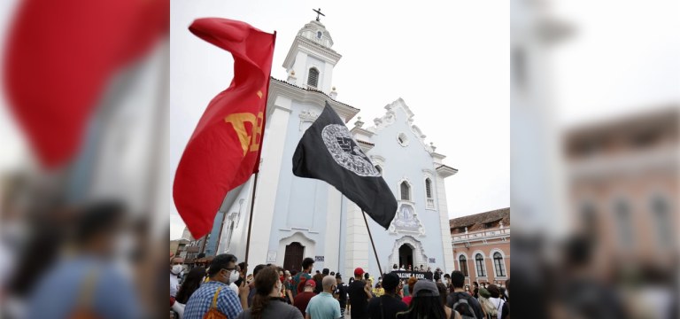 Protesto aos arredores de uma igreja em Curitiba (PR)