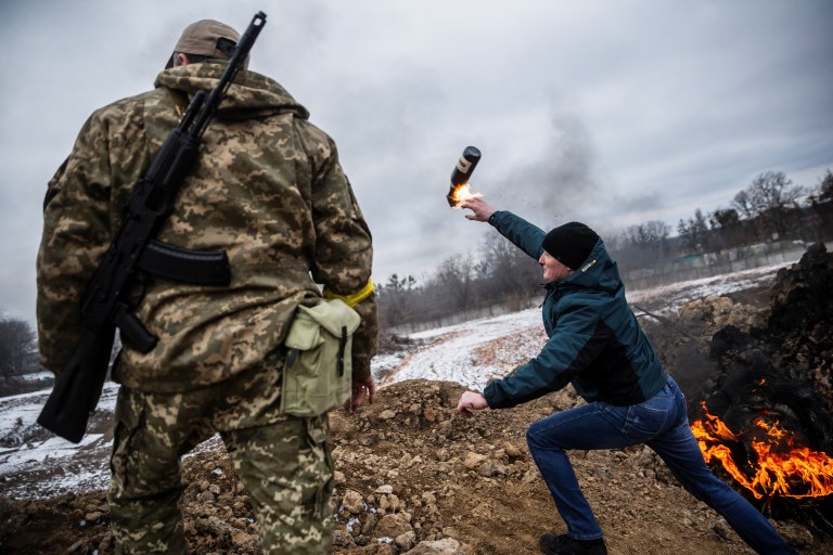 Civis treinam lançamento de coquetéis molotov em Zhytomyr, na Ucrânia01/03/2022