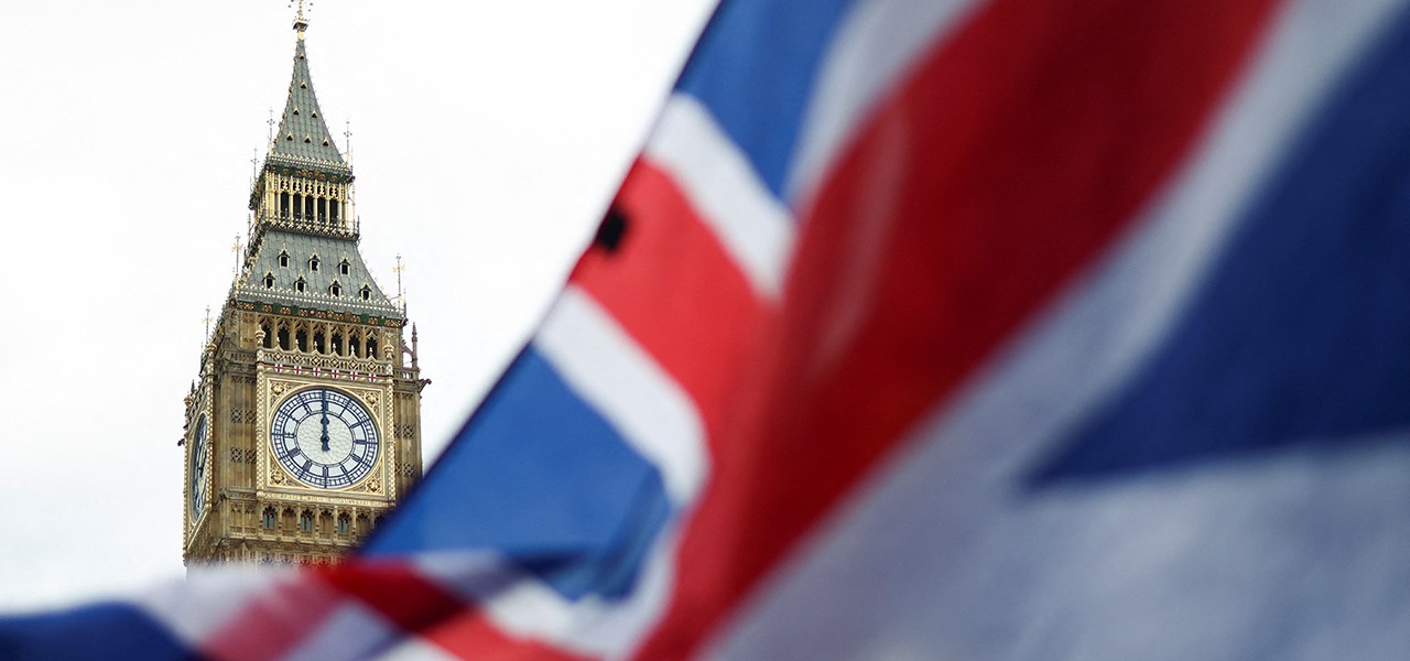 Bandeira do Reino Unido do lado de fora do Parlamento britânico em Londres