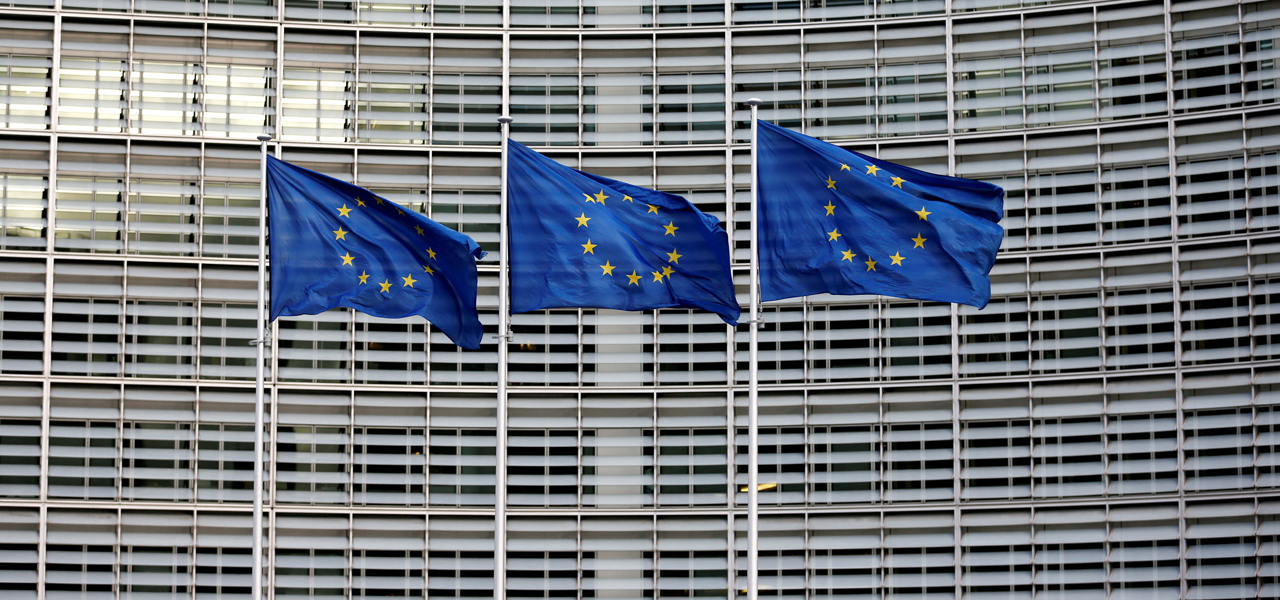 Bandeiras da UE do lado de fora do prédio da Comissão Europeia em Bruxelas