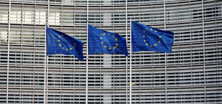 Bandeiras da UE do lado de fora do prédio da Comissão Europeia em Bruxelas