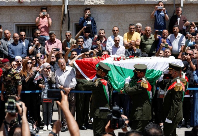 Palestinos se despedem do jornalista da Al Jazeera Shireen Abu Akleh, morto durante um ataque israelense, em Ramallah, na Cisjordânia ocupada por Israel, em 12 de maio de 2022.