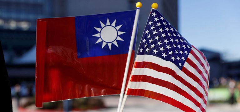 Bandeiras de Taiwan e dos Estados Unidos