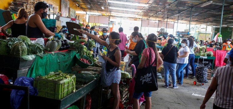 Mulheres compram em um mercado em Lima, Peru