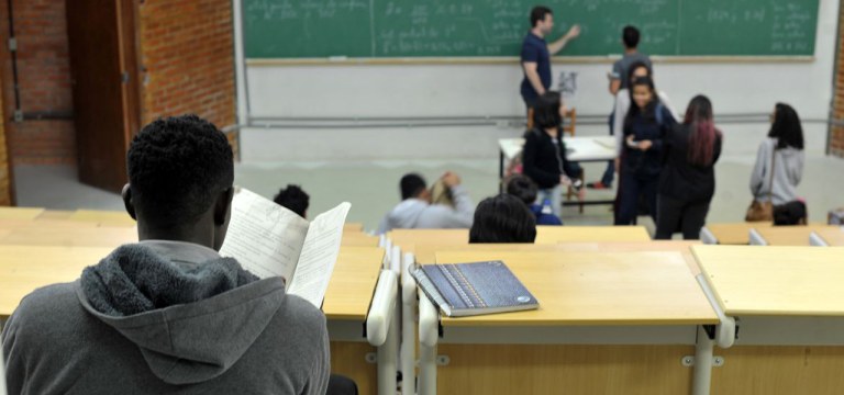 UnB foi a primeira universidade federal a adotar sistema de cotas raciaisUnB reserva vagas para negros desde o vestibular de 2004Percentual de negros com diploma cresceu quase quatro vezes desde 2000, segundo IBGE