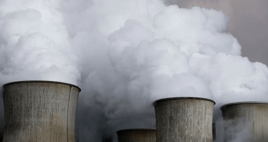 Vapor sobe das torres de resfriamento da usina de carvão da RWE, uma das maiores empresas de eletricidade e gás da Europa em Niederaussem, Alemanha, 3 de março de 2016