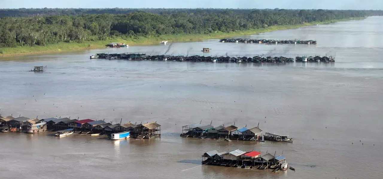 Dragas e balsas atracaram no meio do rio Madeira, no Amazonas, para exploração ilegal de ouro.