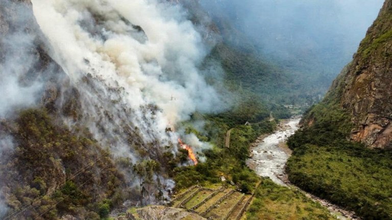 Incêndio florestal perto de Machu Picchu, no Peru