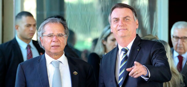 O presidente Jair Bolsonaro fala ࠩmprensa aps reuni㯠com o ministro da Economia, Paulo Guedes, no minist鲩o.