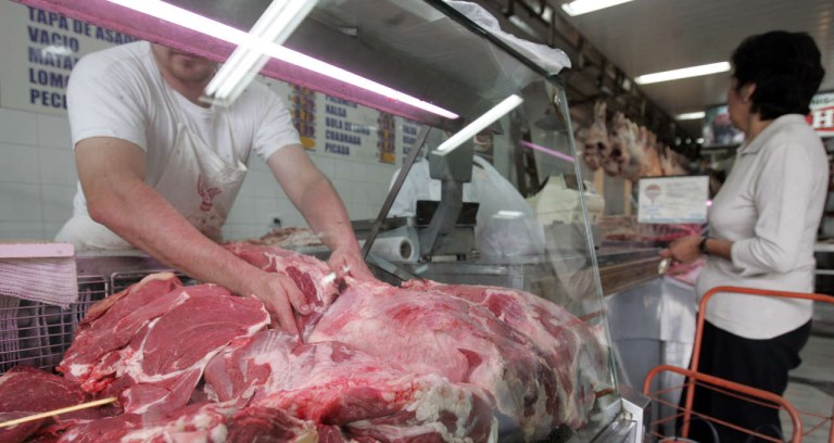 Funcionário carrega pedaços de carne em açougue de São Paulo 10/10/2014 REUTERS/Nacho Doce