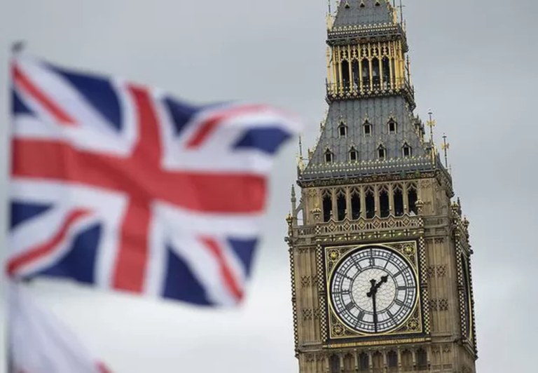 Bandeira do Reino Unido é vista à frente do Parlamento Britânico