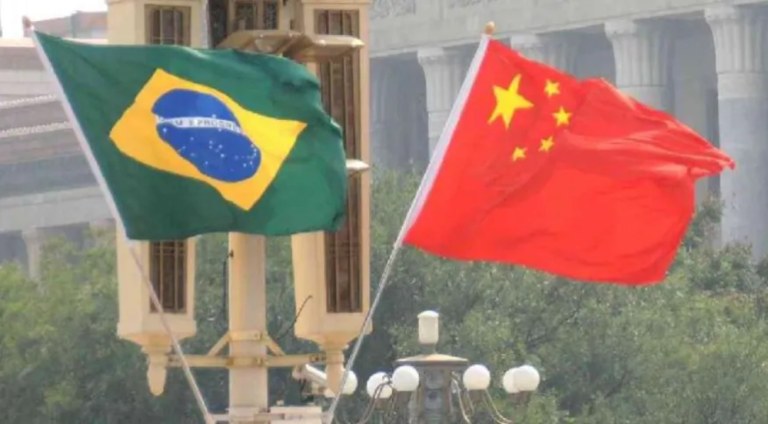 Bandeiras do Brasil e da China