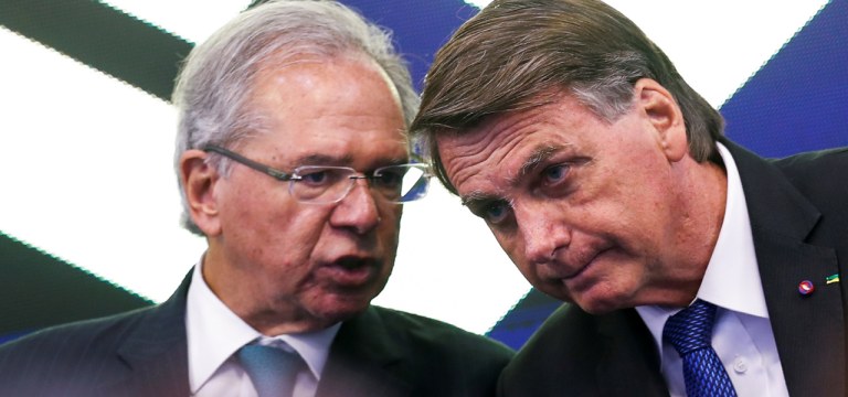 Bolsonaro e Guedes conversam durante cerimônia em Brasília 07/04/2022