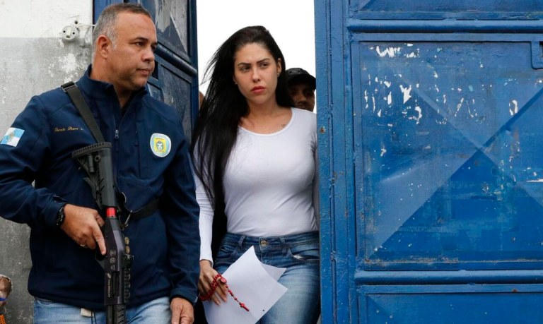 Monique Medeiros deixa o Instituto Penal Santo Expedito, em Bangu