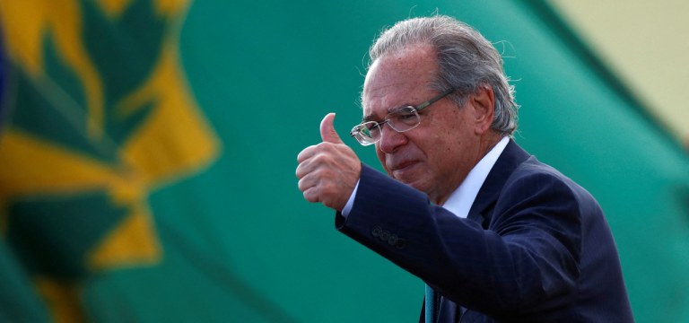 O ministro da Economia, Paulo Guedes, caminha antes de uma cerimônia de hasteamento da bandeira nacional em frente ao Palácio da Alvorada, em Brasília, 17 de março de 2022.