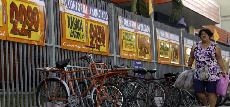 Preços de alimentos exibidos do lado de fora de um supermercado no Rio de Janeiro 08/04/2022