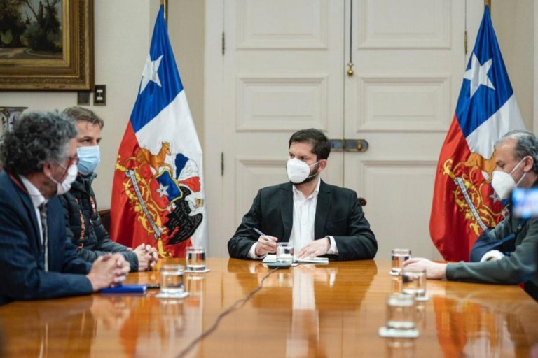 Gabriel Boric em reunião com forças políticas chilenas