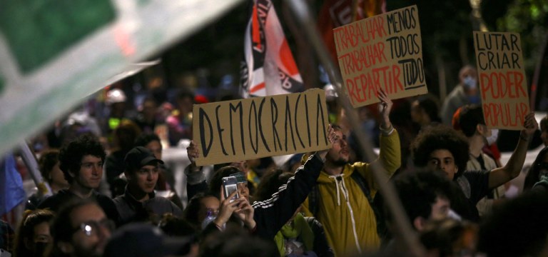Manifestação a favor da democracia e contra Bolsonaro em São Paulo