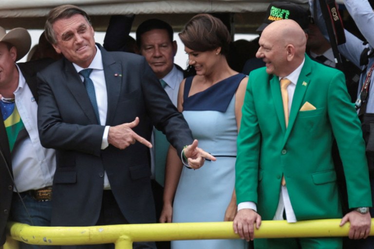 Bolsonaro gesticula em Brasília ao lado do vice Mourão, a primeira-dama Michelle e o empresário Luciano Hang nas comemorações do Bicentenário da Independência. 7/09/2022