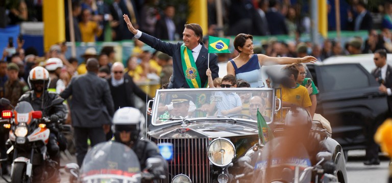 Bolsonaro chega para desfile cívico-militar em Brasília
