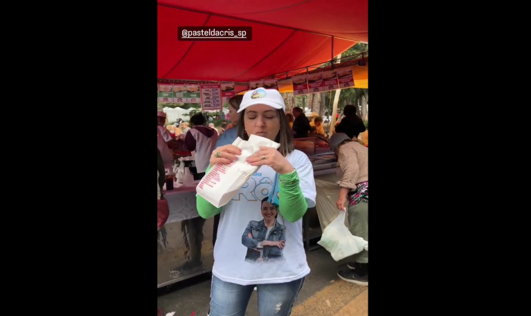 Rosângela Moro comendo pastel em campanha