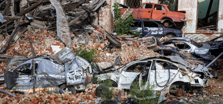 Carros destruídos na cidade de Izium, na Ucrânia 20/09/2022