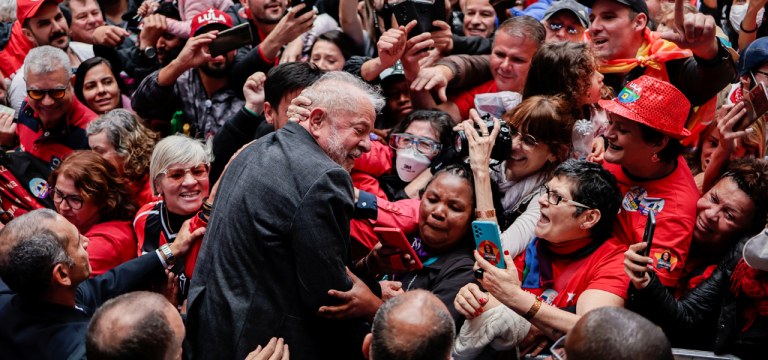Lula cumprimenta apoiadores em Curitiba 17/09/2022