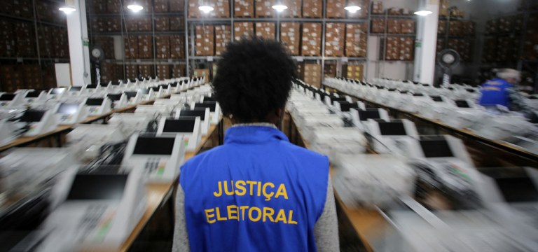 Funcionários da Justiça Eleitoral preparam urnas eletrônicas para eleição em Porto Alegre 23/09/2022