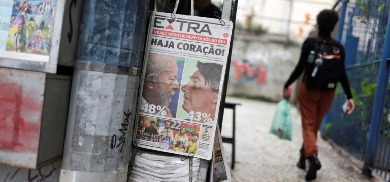 Jornal mostra resultado das eleições de 2022 entre Lula e Bolsonaro, em Rio de Janeiro, Brasil 03/10/2022
