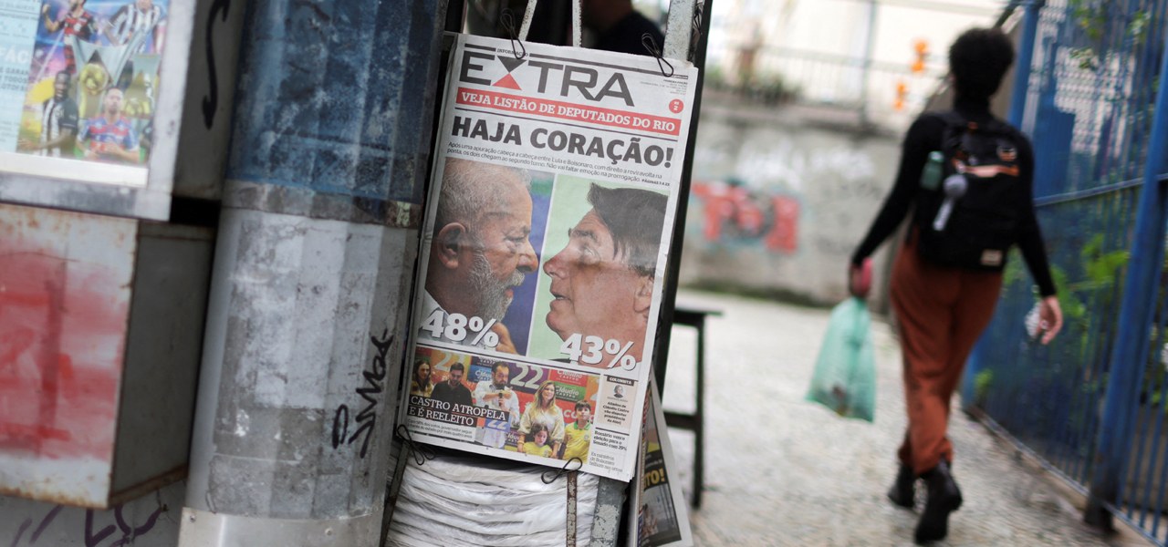 Jornal mostra resultado das eleições de 2022 entre Lula e Bolsonaro, em Rio de Janeiro, Brasil 03/10/2022