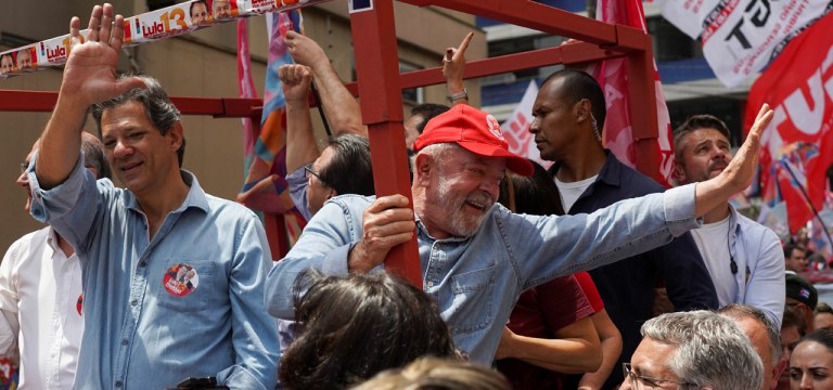 Lula acena a apoiadores em São Bernardo do Campo, na Grande São Paulo
