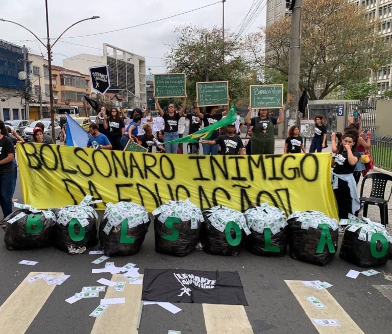Estudantes protestam contra cortes nos recursos das universidades