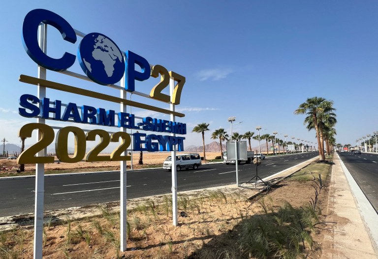 Placa da COP27 na estrada que leva ao local da conferência em Sharm el-Sheikh, no Egito
