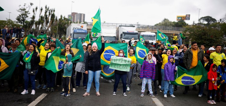 Manifestantes bloqueiam rodovia Castelo Branco, em Barueri, na Grande São Paulo 02/11/2022
